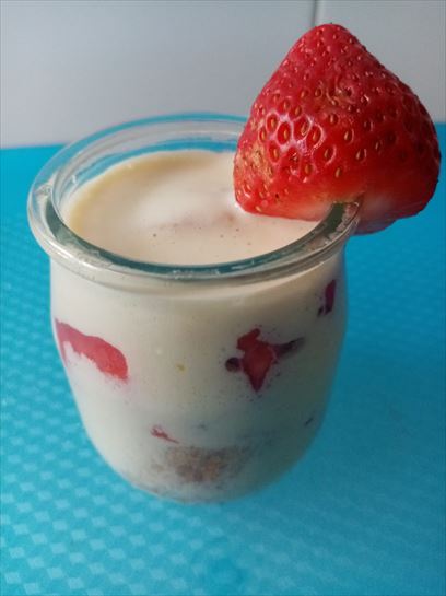 Tiramisú de fresa con patxaran