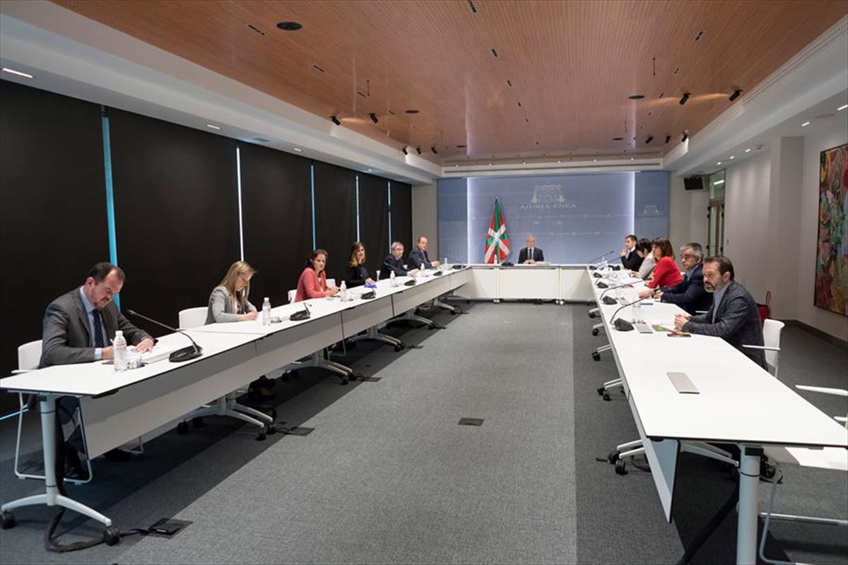 Imagen cedida por el Gobierno Vasco de la reunión hoy en la sede de la Lehendakaritza