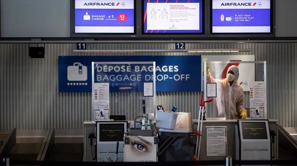 Limpieza del mostrador de facturación de Air France en la Terminal 2 de Charles de Gaulle