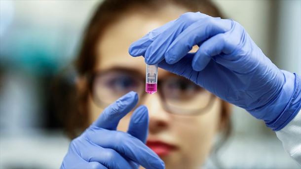 Una investigadora, en el laboratorio