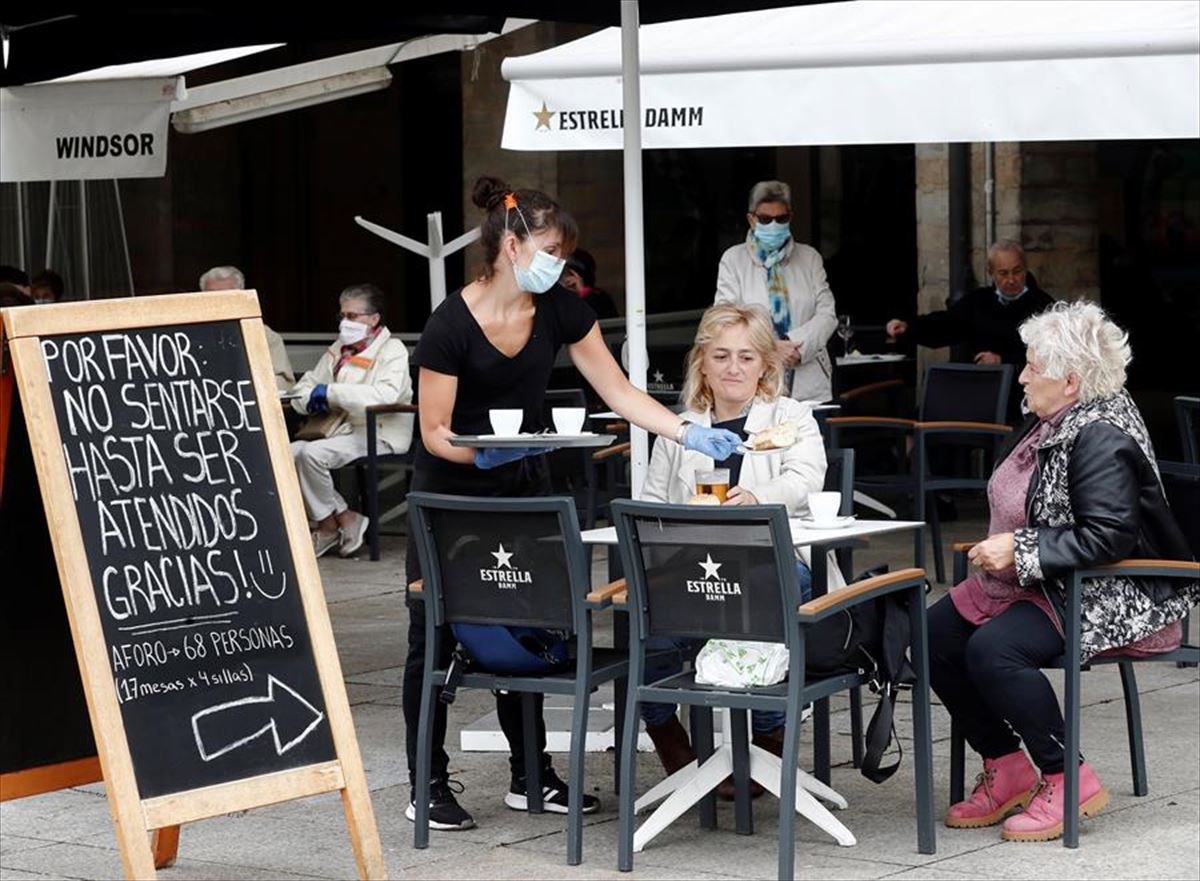 Dos mujeres toman un cafe en una terraza en Pamplona.