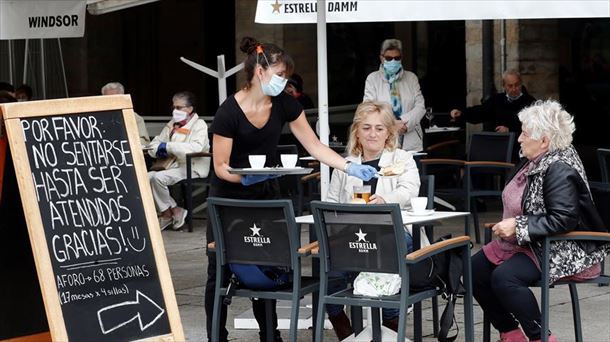 Dos mujeres toman un cafe en una terraza en Pamplona.