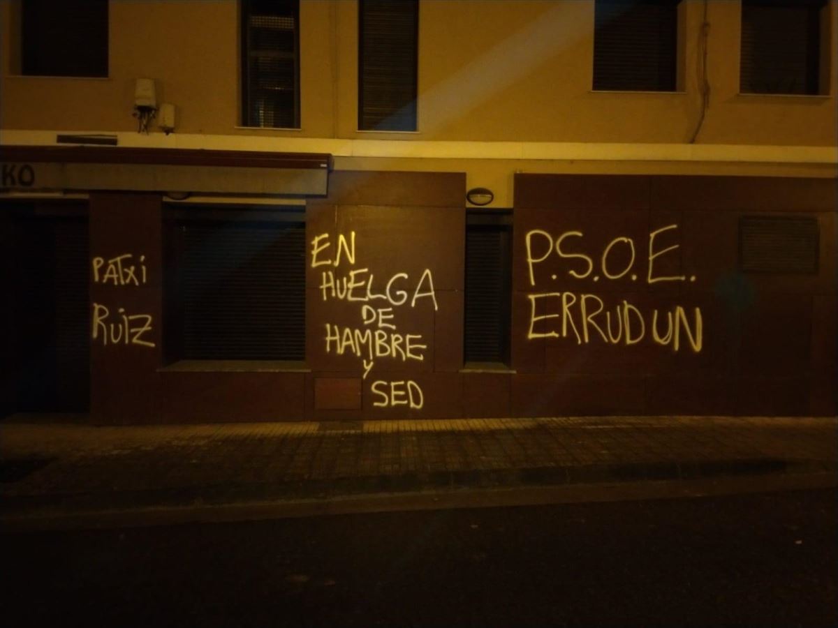 Imagen de la las pintadas en la fachada de la sedel del PSE-EE en Lazkao