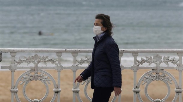 Una persona pasea con mascarilla por San Sebastián