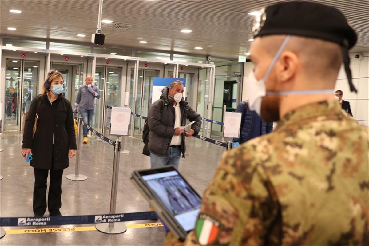 Medición de la temperatura corporal a viajero en el aeropuerto de Roma (Italia)