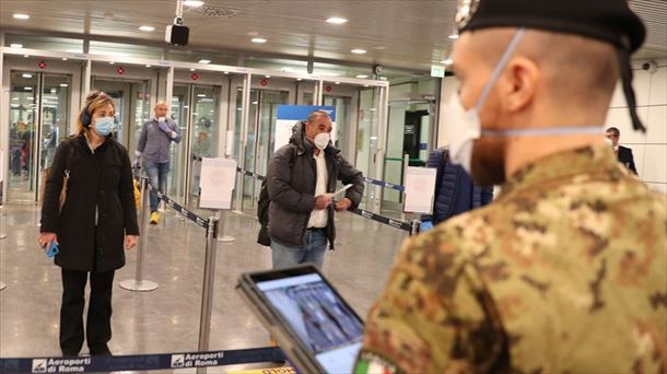 Medición de la temperatura corporal a viajero en el aeropuerto de Roma (Italia)