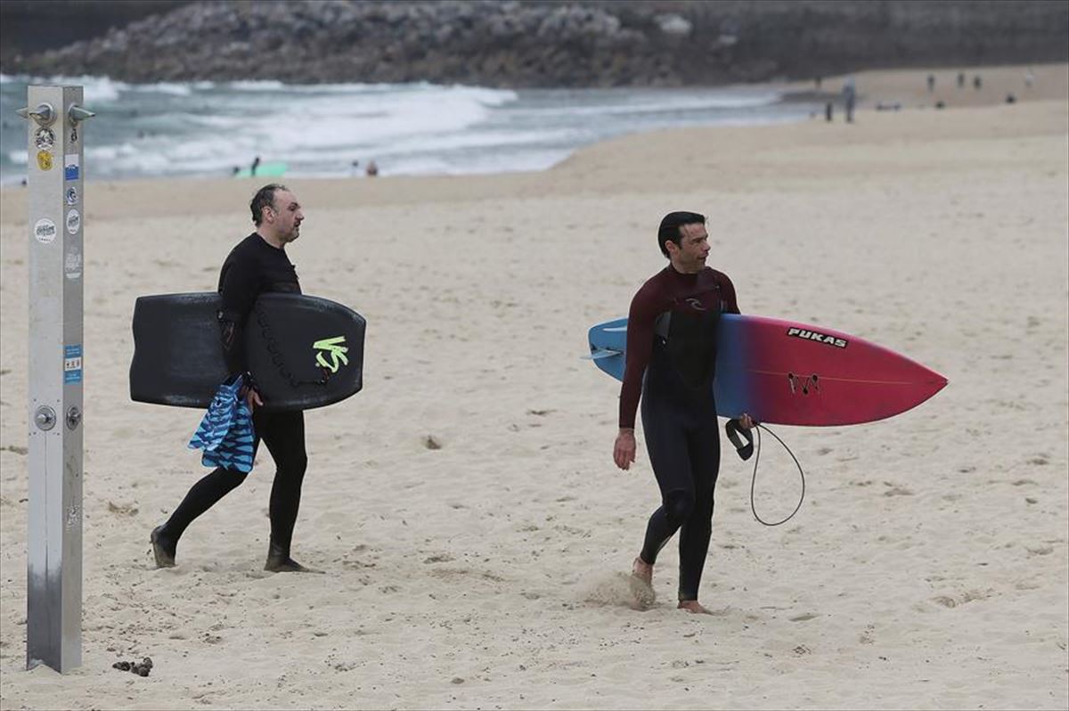 Dos surfistas, en Donostia-San Sebastián. (EFE)