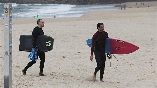 Dos surfistas, en Donostia-San Sebastián. (EFE)