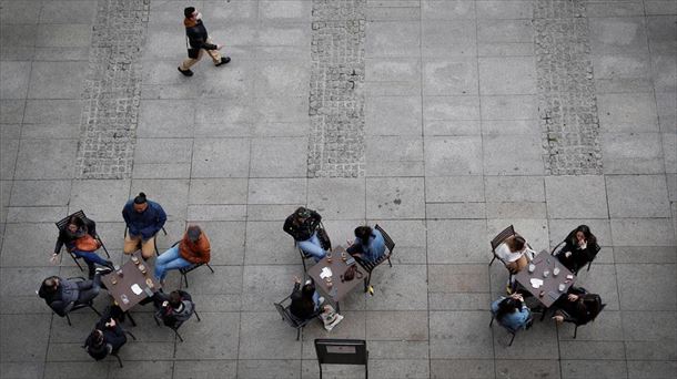 Personas en una terraza de Pamplona. 