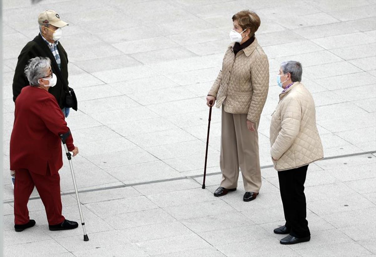 Personas mayores en la calle. Foto: Efe