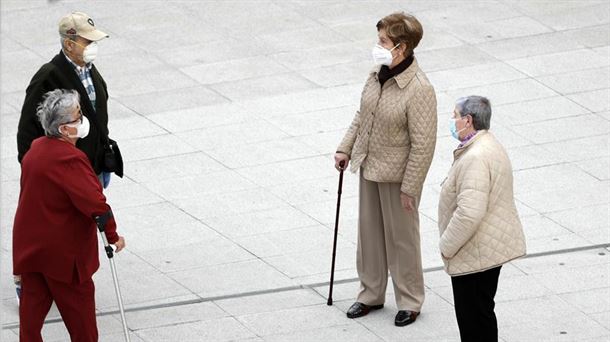 Personas mayores en la calle. Foto: Efe