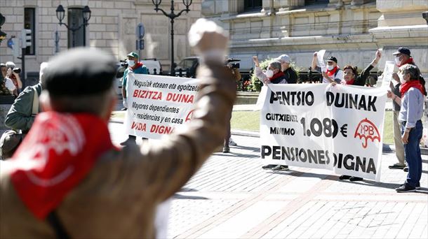 Los pensionistas denuncian el trato de los bancos