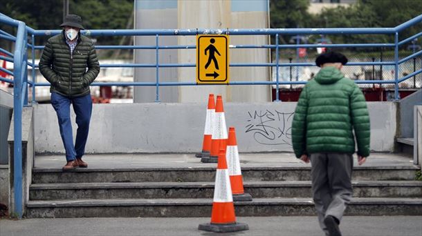 Un cartel delimita el sentido de los peatones para mantener la distancia social