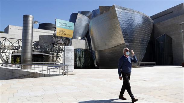 Hombre pasea al lado del Museo Guggenheim Bilbao.