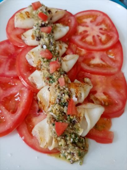 Ensalada de tomates y chipis con vinagreta de frutos secos