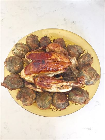 Pollo con alcachofas rebozadas