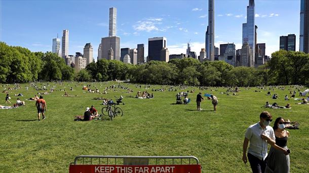 Segurtasun distantzia manentzeko abisua New Yorkeko parke batean.