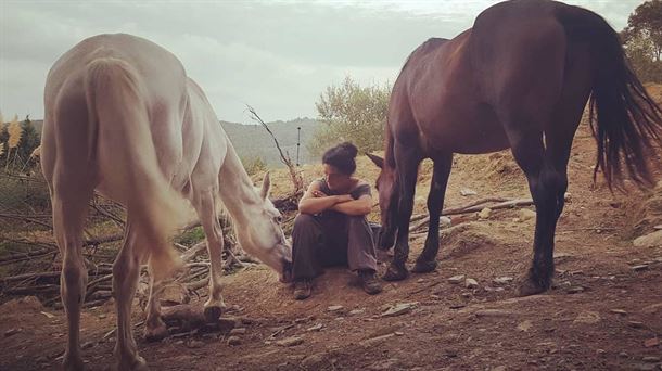 Arrate Izagirre rodeada de sus amados caballos en Eten / Zaldi Ene