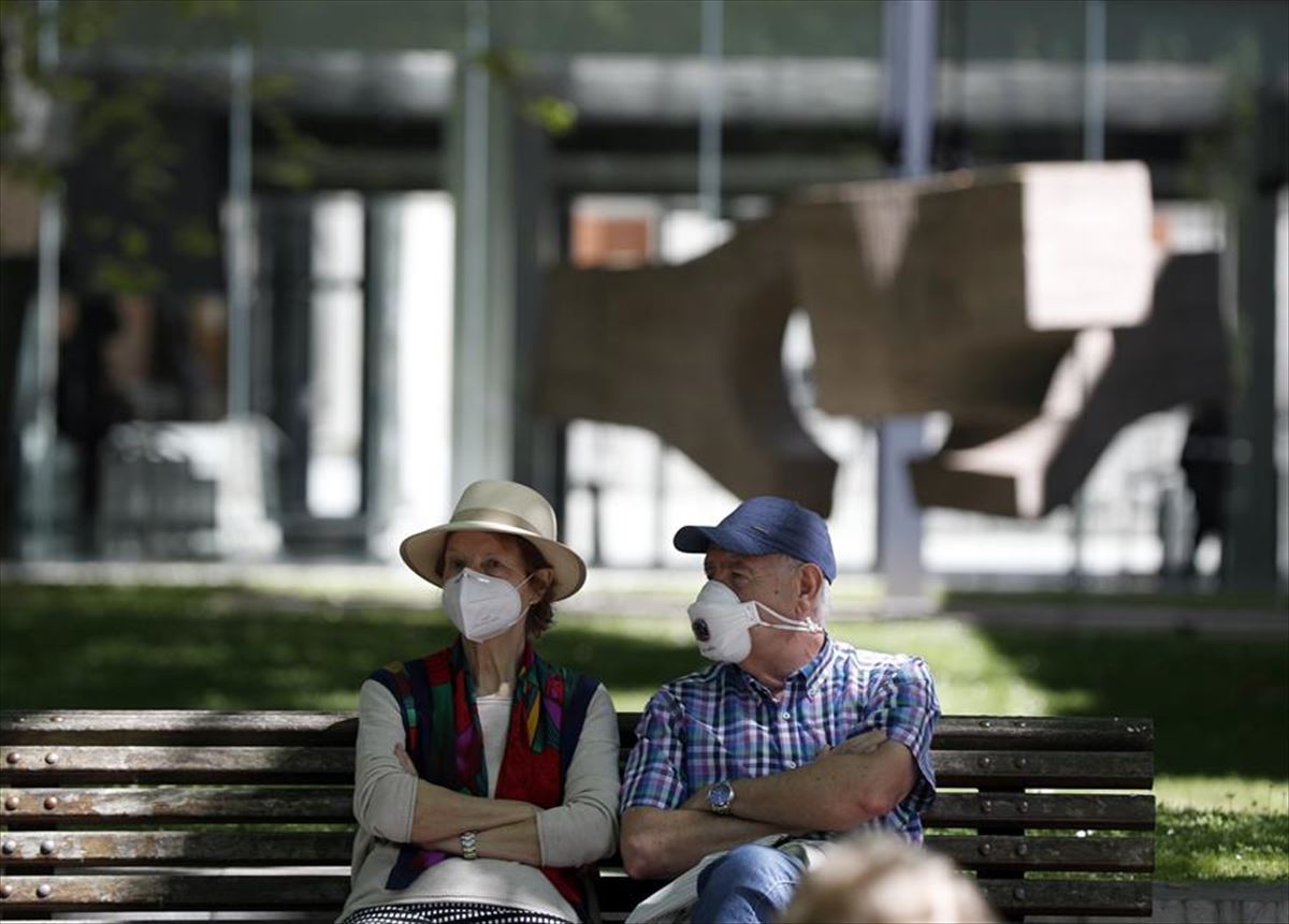 Dos personas protegidas con mascarillas en Bilbao