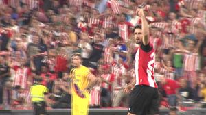 Aduriz, talde zuri-gorriko golegilerik onenetakoa, badoa