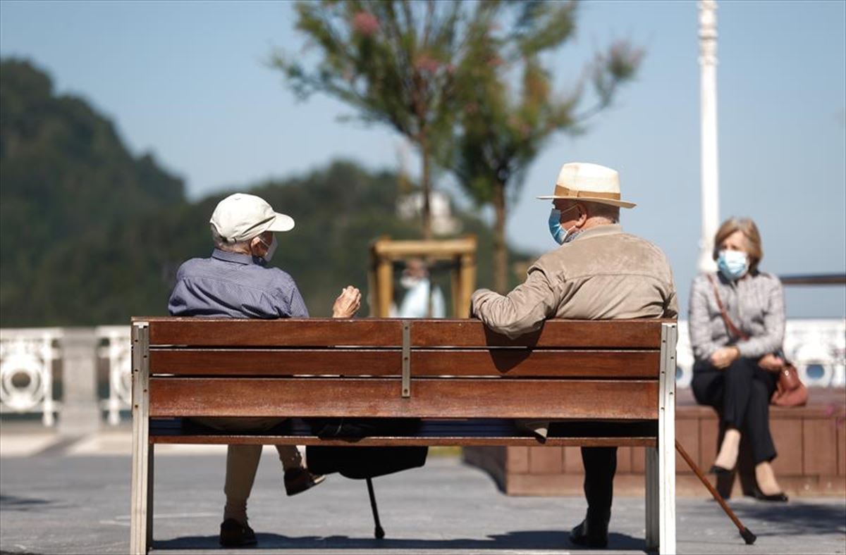 Dos personas sentadas en un banco en San Sebastián