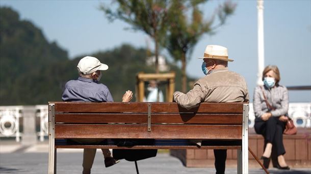 Dos personas sentadas en un banco en San Sebastián