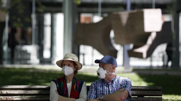 Varias personas con la mascarilla puesta.