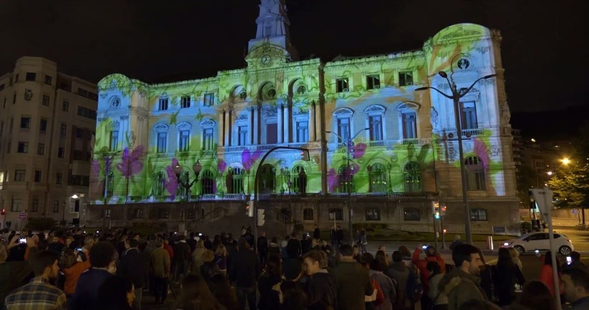 El Ayuntamiento de Bilbao, iluminado durante la Noche Blanca 2019