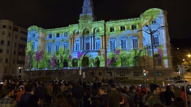 El Ayuntamiento de Bilbao, iluminado durante la Noche Blanca 2019. Foto: Bilboko Udala.