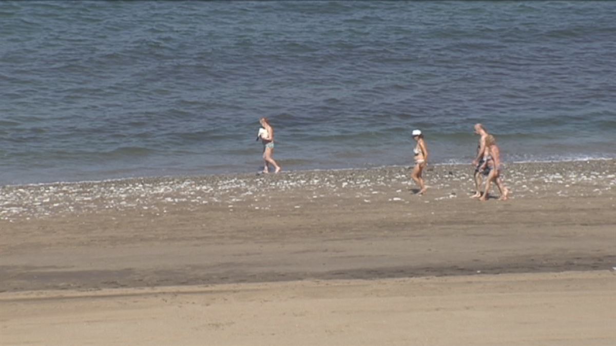 los y las ciudadanas han respetado las medidas de seguridad en su paseo por la playa