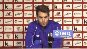 Aduriz ha recibido el calor de sus compañeros en Lezama