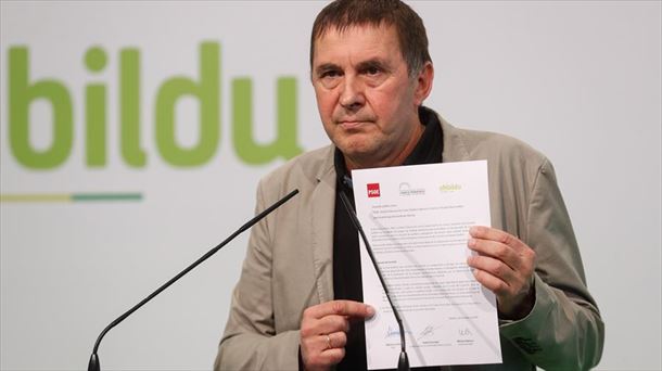 Arnaldo Otegi muestra el pacto firmado por EH Bildu, PSOE y Unidas Podemos.