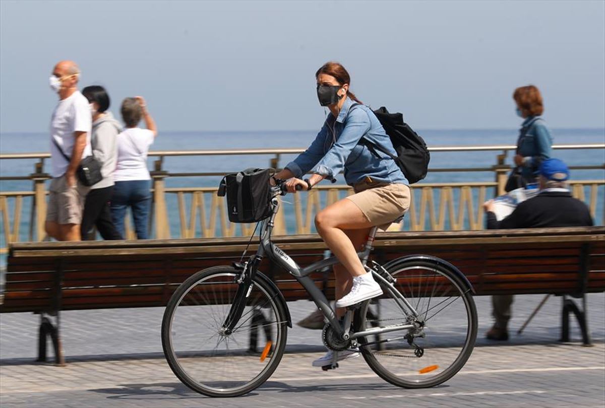 Una persona en una bicicleta.