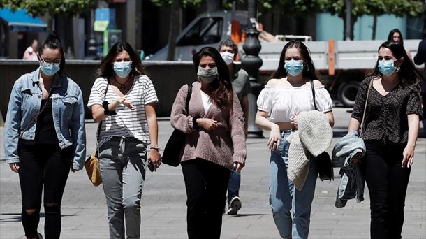 Varias personas caminan en Pamplona (Navarra) durante el estado de alarma.