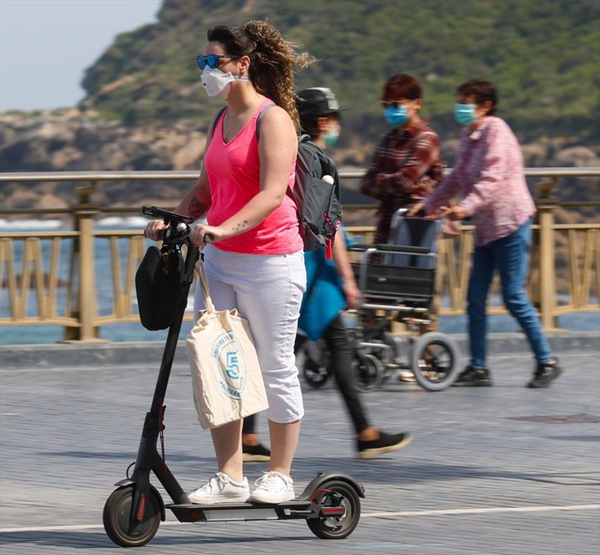 Varias personas paseando por San Sebastián. Foto de archivo: EFE