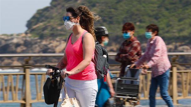 Varias personas pasean en San Sebastián durante el estado de alarma.