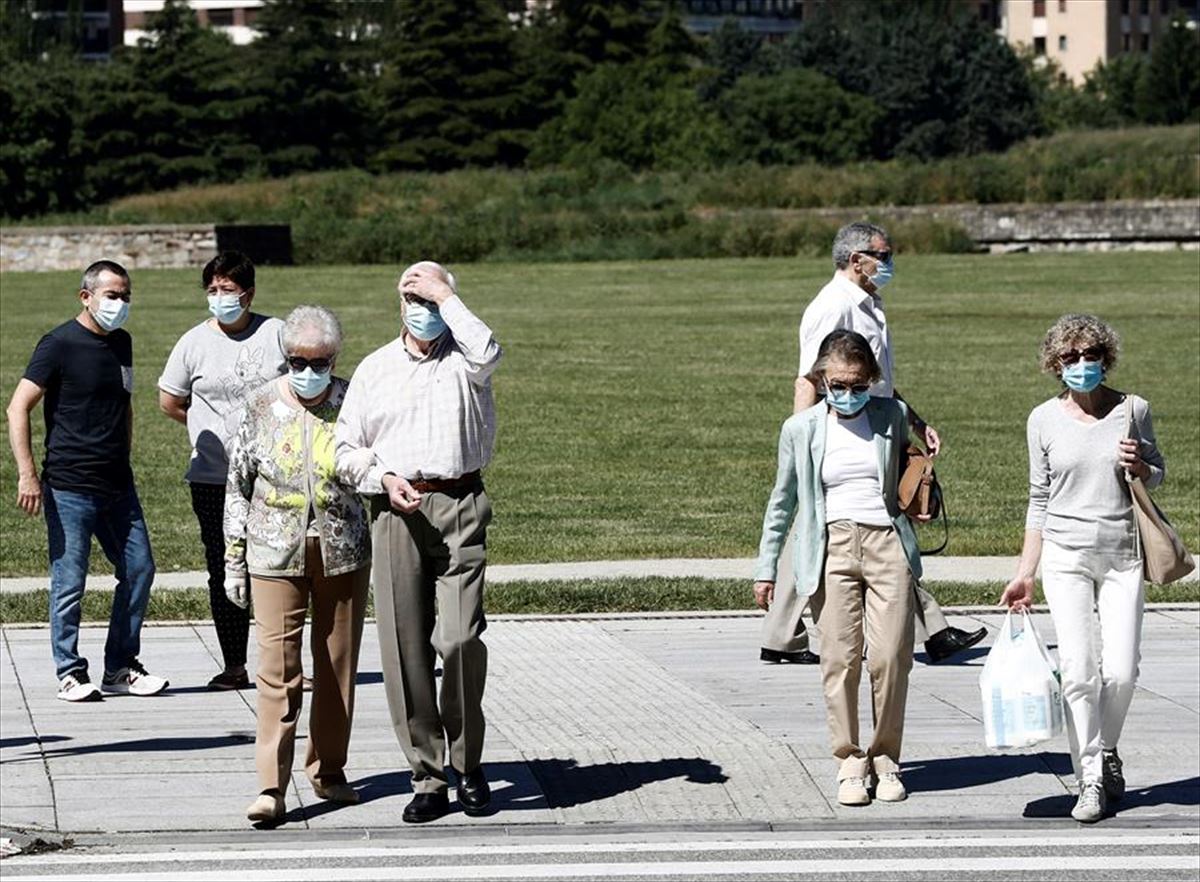 Varias personas caminan en Pamplona durante el estado de alarma.