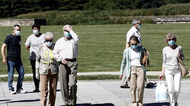 Varias personas caminan en Pamplona durante el estado de alarma.