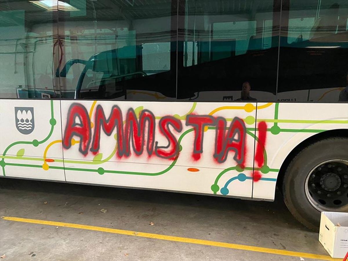 Una de las pintadas realizadas en el autobús (Imagen cedida por la Diputación de Gipuzkoa). EFE
