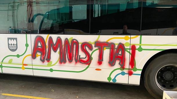 Una de las pintadas realizadas en el autobús (Imagen cedida por la Diputación de Gipuzkoa). EFE