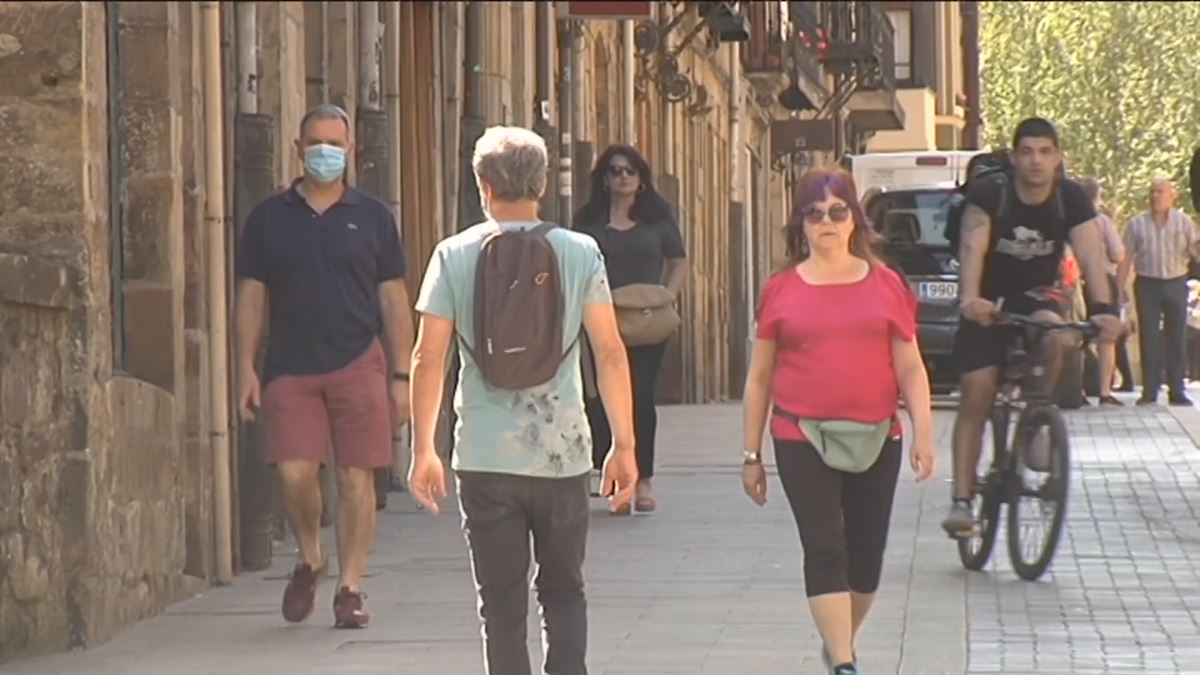 Personas paseando en un municipio vasco.