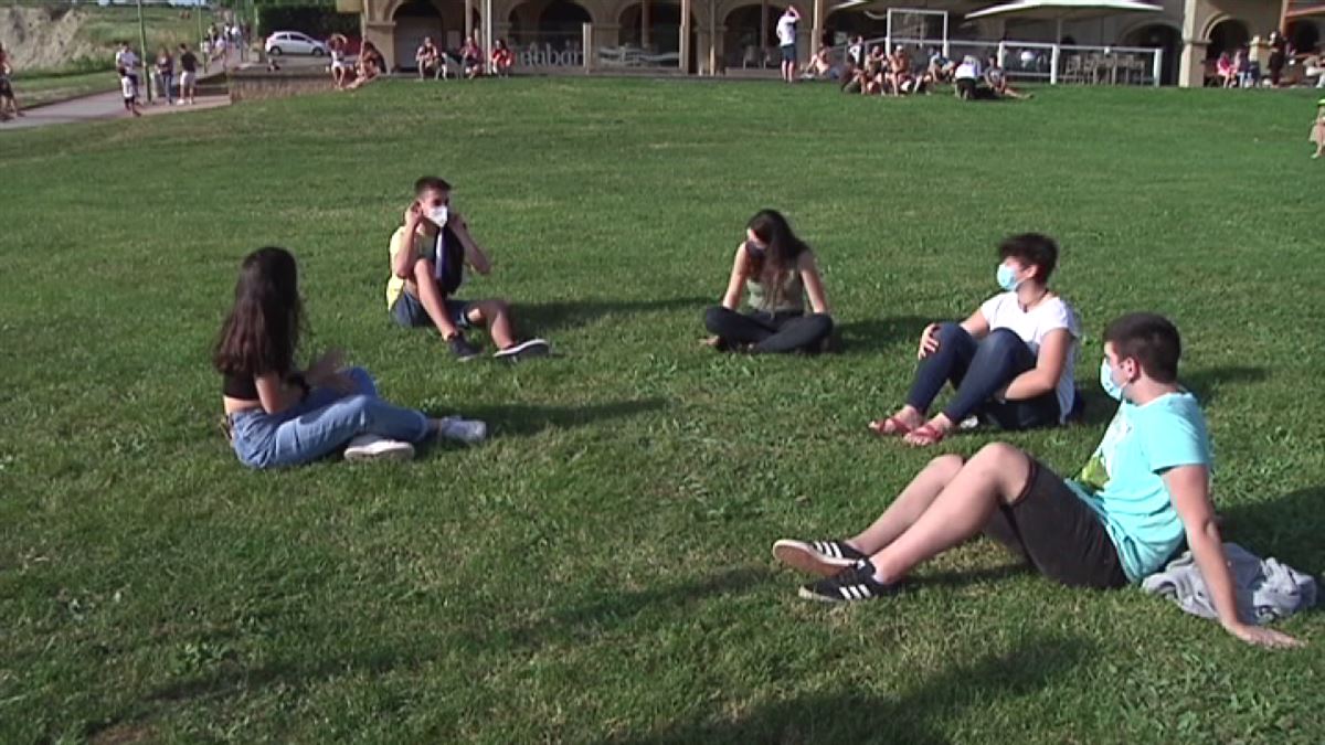 Un grupo de jóvenes en Getxo. Foto: EiTB
