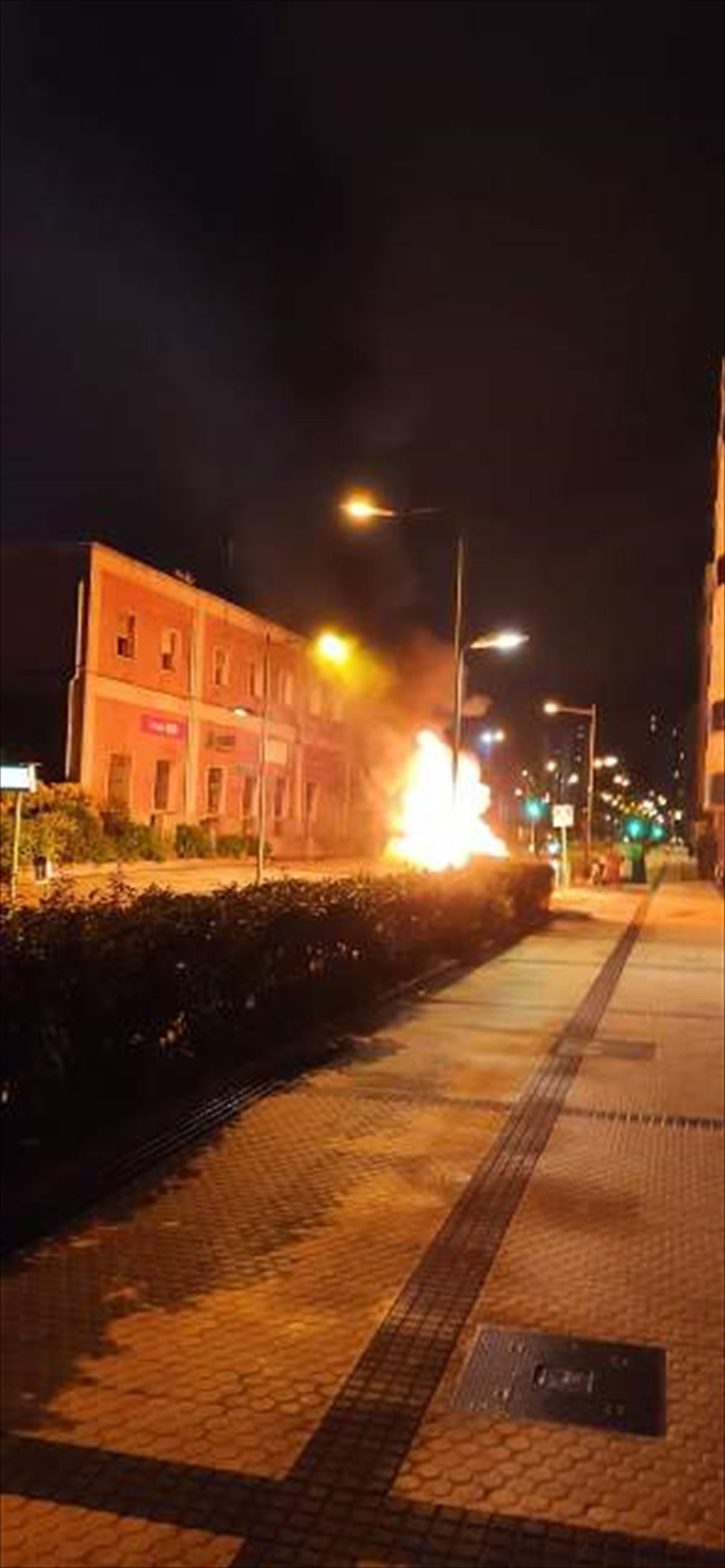 Contenedores ardiendo en Pasaia (Gipuzkoa). Imagen: EiTB