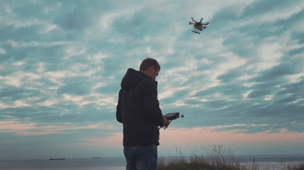 Drone bidez banatzen diren txertoak eta gauzak ez galtzeko txipa
