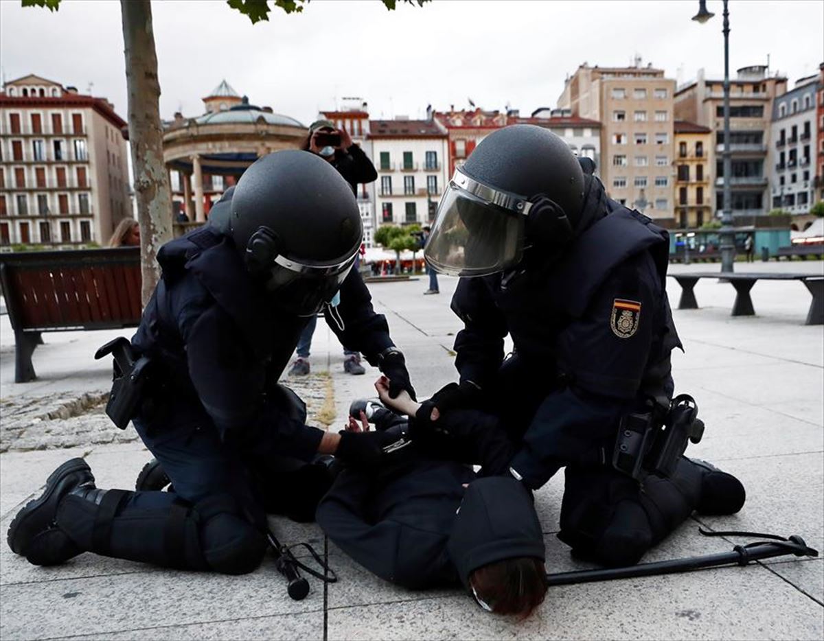 La Policía durante la intervención en Pamplona. Foto: EFE