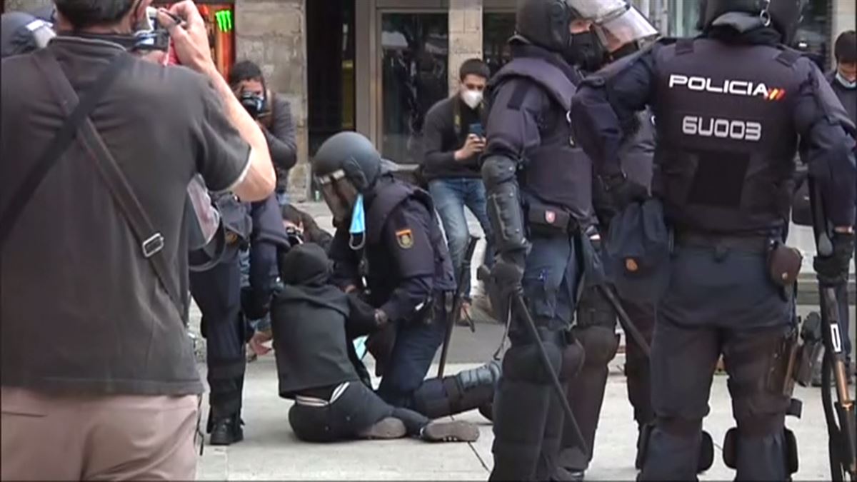 Una persona, rodeada de agentes de la Policía Nacional, en Pamplona.