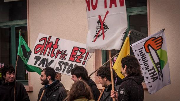 Protesta. Irudia: AHT Gelditu!