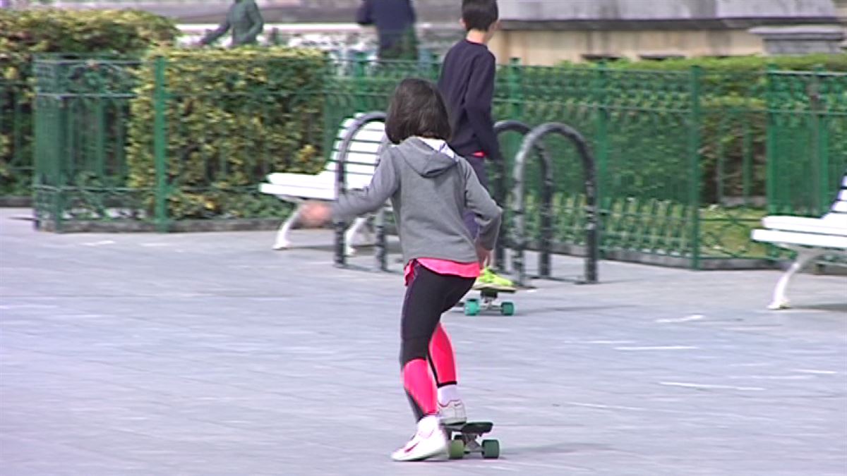 Dos niños, jugando en San Sebastián.