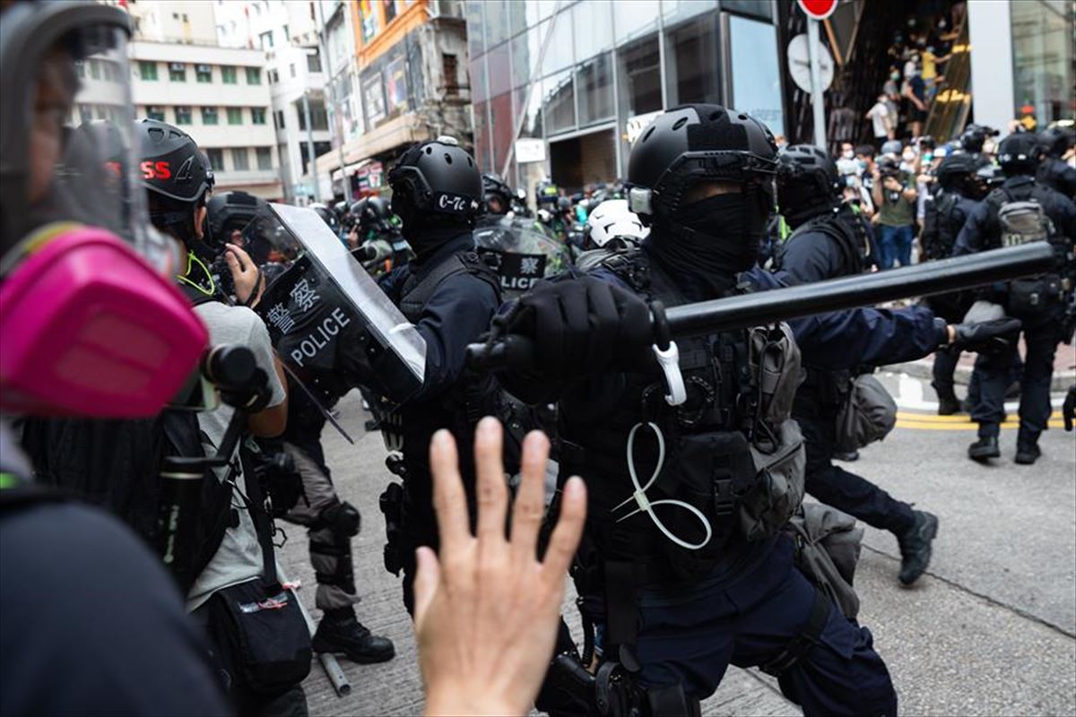 Hong Kongeko Poliziaren eta manifestarien arteko istiluen irudia