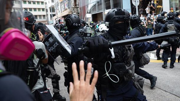 Hong Kongeko Poliziaren eta manifestarien arteko istiluen irudia